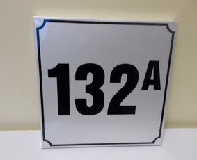 Gaminame namo numerių, gatvės pavadinimo lenteles, bei įvairias reklamines lentas, bei užrašus