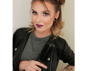 Makiažas atliekamas su profesionalia kosmetika: "MAKE UP FOR EVER", "MAC", "DIOR", "CHANEL", "MAKE-UP ATELIER", kurios garantuoja puikų makiažo išsilaikymą. Klijuojami blakstienų kuokšteliai.