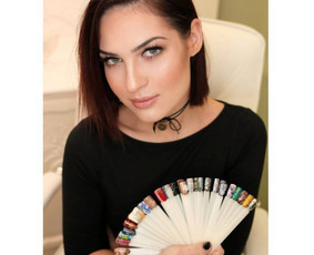 Makiažas atliekamas su profesionalia kosmetika: "MAKE UP FOR EVER", "MAC", "DIOR", "CHANEL", "MAKE-UP ATELIER", kurios garantuoja puikų makiažo išsilaikymą. Klijuojami blakstienų kuokšteliai.