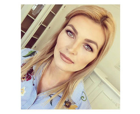 Makiažas atliekamas su profesionalia kosmetika: "MAKE UP FOR EVER", "MAC", "DIOR", "CHANEL", "MAKE-UP ATELIER", kurios garantuoja puikų makiažo išsilaikymą. Klijuojami blakstienų kuokšteliai.