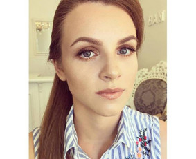 Makiažas atliekamas su profesionalia kosmetika: "MAKE UP FOR EVER", "MAC", "DIOR", "CHANEL", "MAKE-UP ATELIER", kurios garantuoja puikų makiažo išsilaikymą. Klijuojami blakstienų kuokšteliai.