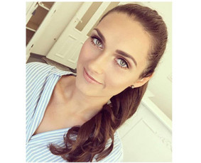 Makiažas atliekamas su profesionalia kosmetika: "MAKE UP FOR EVER", "MAC", "DIOR", "CHANEL", "MAKE-UP ATELIER", kurios garantuoja puikų makiažo išsilaikymą. Klijuojami blakstienų kuokšteliai.