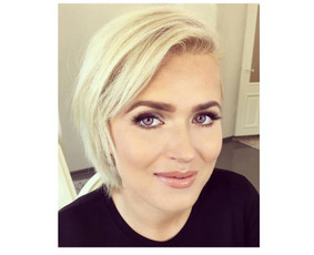 Makiažas atliekamas su profesionalia kosmetika: "MAKE UP FOR EVER", "MAC", "DIOR", "CHANEL", "MAKE-UP ATELIER", kurios garantuoja puikų makiažo išsilaikymą. Klijuojami blakstienų kuokšteliai.