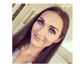 Makiažas atliekamas su profesionalia kosmetika: "MAKE UP FOR EVER", "MAC", "DIOR", "CHANEL", "MAKE-UP ATELIER", kurios garantuoja puikų makiažo išsilaikymą. Klijuojami blakstienų kuokšteliai.