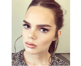 Makiažas atliekamas su profesionalia kosmetika: "MAKE UP FOR EVER", "MAC", "DIOR", "CHANEL", "MAKE-UP ATELIER", kurios garantuoja puikų makiažo išsilaikymą. Klijuojami blakstienų kuokšteliai.