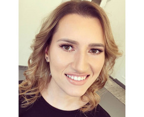 Makiažas atliekamas su profesionalia kosmetika: "MAKE UP FOR EVER", "MAC", "DIOR", "CHANEL", "MAKE-UP ATELIER", kurios garantuoja puikų makiažo išsilaikymą. Klijuojami blakstienų kuokšteliai.