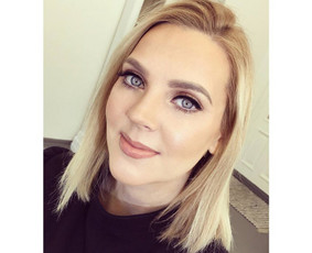 Makiažas atliekamas su profesionalia kosmetika: "MAKE UP FOR EVER", "MAC", "DIOR", "CHANEL", "MAKE-UP ATELIER", kurios garantuoja puikų makiažo išsilaikymą. Klijuojami blakstienų kuokšteliai.