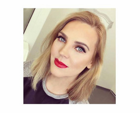 Makiažas atliekamas su profesionalia kosmetika: "MAKE UP FOR EVER", "MAC", "DIOR", "CHANEL", "MAKE-UP ATELIER", kurios garantuoja puikų makiažo išsilaikymą. Klijuojami blakstienų kuokšteliai.