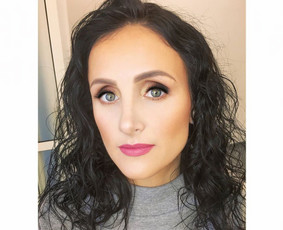 Makiažas atliekamas su profesionalia kosmetika: "MAKE UP FOR EVER", "MAC", "DIOR", "CHANEL", "MAKE-UP ATELIER", kurios garantuoja puikų makiažo išsilaikymą. Klijuojami blakstienų kuokšteliai.