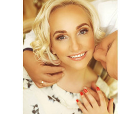 Makiažas atliekamas su profesionalia kosmetika: "MAKE UP FOR EVER", "MAC", "DIOR", "CHANEL", "MAKE-UP ATELIER", kurios garantuoja puikų makiažo išsilaikymą. Klijuojami blakstienų kuokšteliai.