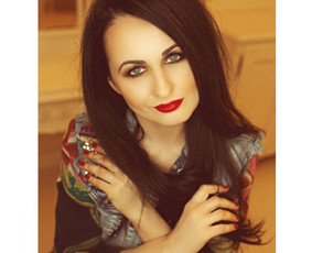 Makiažas atliekamas su profesionalia kosmetika: "MAKE UP FOR EVER", "MAC", "DIOR", "CHANEL", "MAKE-UP ATELIER", kurios garantuoja puikų makiažo išsilaikymą. Klijuojami blakstienų kuokšteliai.