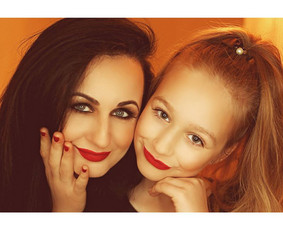 Makiažas atliekamas su profesionalia kosmetika: "MAKE UP FOR EVER", "MAC", "DIOR", "CHANEL", "MAKE-UP ATELIER", kurios garantuoja puikų makiažo išsilaikymą. Klijuojami blakstienų kuokšteliai.