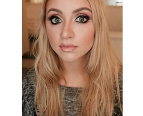 Makiažas atliekamas su profesionalia kosmetika: "MAKE UP FOR EVER", "MAC", "DIOR", "CHANEL", "MAKE-UP ATELIER", kurios garantuoja puikų makiažo išsilaikymą. Klijuojami blakstienų kuokšteliai.