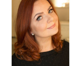 Makiažas atliekamas su profesionalia kosmetika: "MAKE UP FOR EVER", "MAC", "DIOR", "CHANEL", "MAKE-UP ATELIER", kurios garantuoja puikų makiažo išsilaikymą. Klijuojami blakstienų kuokšteliai.