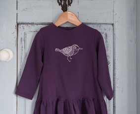 Siuvinėta suknytė mergaitei.
Daugiau rasite čia: https://www.facebook.com/pg/happyangels.lt/shop/?ref=page_internal