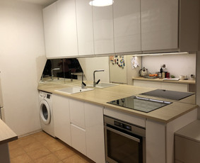 Virtuvinė sienelė pagaminta iš skaidraus 4mm. Veidrodžio.