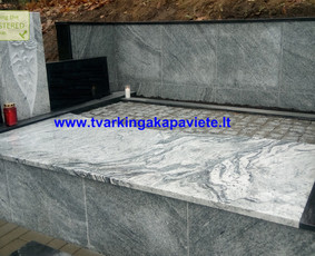 Dalinis kapo dengimas granito plokštėmis, likusią dalį išklojant skaldyto granito trinkelėmis