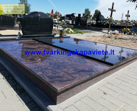 Kapavietės uždengimas rausvo Aurora ir juodo Karelijos granito plokštėmis