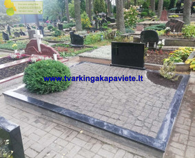 Kapavietė išklota granito trinkelėmis