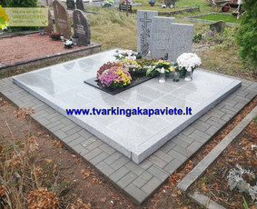 Kapavietės įrengimui naudotas  šviesus  granitas