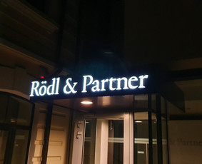 Reklamos gamyba, tūrinė reklama, tūrinės raidės, tūriniai logotipai, iškabos, stendai. Reklamos projektų rengimas ir derinimas.