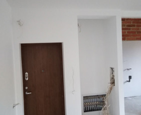 Atlikti darbai: 
- pakabinamų lubų montavimas GKFI plokšte (garso izoliacija pagal Knauf sistema),
- GKFI pertvarų montavimas (garso izoliacija pagal Knauf sistema),
- glaistymo, dažymo darbai.