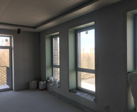 Atlikti darbai:
- pakabinamos lubos,
- pertvarų, sienų montavimas.
Klientui buvo labai svarbu apsisaugoti nuo aplinkinio triukšmo, tad ypatingas dėmesys buvo skirtas gerai garso izoliacijai.