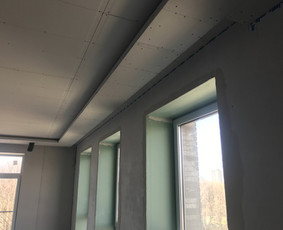 Atlikti darbai:
- pakabinamos lubos,
- pertvarų, sienų montavimas.
Klientui buvo labai svarbu apsisaugoti nuo aplinkinio triukšmo, tad ypatingas dėmesys buvo skirtas gerai garso izoliacijai.