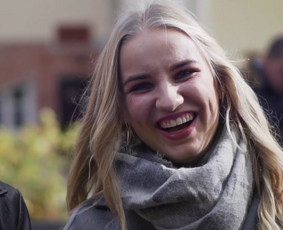 Šampano staliukas, rekvizitai, momentinės nuotraukos, muzikantas.