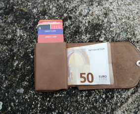 Natūralios odos minimalistinė  piniginė su įspaudu ir įmontuotu automatiniu dėkliuku kortelėms

Išdėstymas-vienas atviras  skyrelis popieriniams pinigams,

                      metalini...