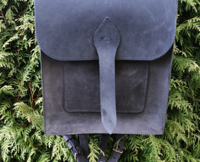 Natūralios odos rankinė ,kuprinė
išmatavimai-ilgis -24 cm
                       aukštis-30 cm
                       plotis-12 cm