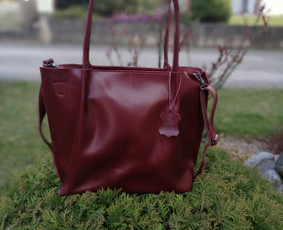 Natūralios odos rankinė ,
išmatavimai ilgis -29 cm
                       aukštis- 28 cm
                       plotis-12 cm