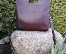 Natūralios odos rankinė ,
išmatavimai ilgis -40 cm
                       aukštis- 40 cm
                       plotis-14 cm