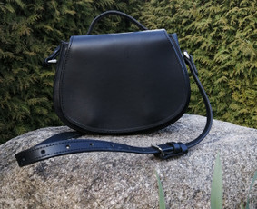 Natūralios odos rankinė ,
išmatavimai ilgis -26 cm
                       aukštis- 22 cm
                       plotis-8 cm