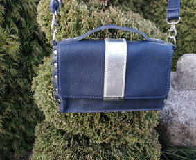 Natūralios odos rankinė ,
išmatavimai ilgis -22 cm
                       aukštis- 12 cm
                       plotis-8 cm