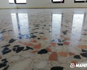 ULTRATOP cementinė savaime išsilyginanti grindų danga. "Terrazzo" natūralaus akmens efektas užpildais. Objektas Latvijoje.