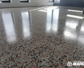 ULTRATOP cementinė savaime išsilyginanti grindų danga. "Terrazzo" efektas užpildais. Objektas Latvijoje.
