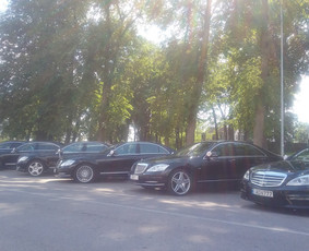 Galime komplektuoti kelis juodus mercedes S500L automobilius jūsų šventei, delegacijai ar svečiams

