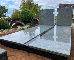 Paminklai, plokštės ir visi kapų tvarkymo darbai - Granito plokštės kapams, dengimas - 1 Granito plokštės kapams, dengimas - Paminklai, plokštės ir visi kapų tvarkymo darbai - 1