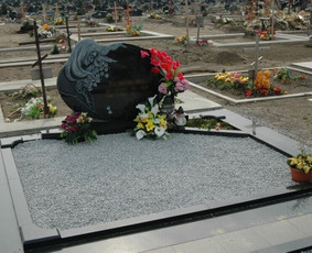 Kapų priežiūra, tvarkymas, paminklų gamyba - Kapo dekoravimas akmenėliais - 1 Kapo dekoravimas akmenėliais - Kapų priežiūra, tvarkymas, paminklų gamyba - 1