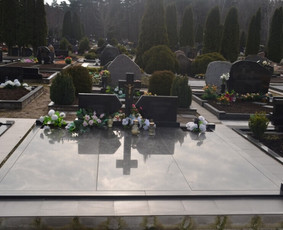 Jei norite, kad Jūsų artimojo kapas visada atrodytų nepriekaištingai ir neturite daug laiko kapo priežiūrai, tuomet pats geriausias sprendimas būtų kapą uždengti granito plokštėmis.