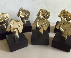 Lietuvos žaidimų kūrėjų asociacijos apdovanojimų nominacijų statulėlės, pagamintos pagal pateiktą modelį. Žalvaris, ąžuolas, h - 15 cm