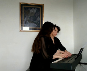 Kotryna skambina P. I. Tchaikovsky- "Balandis" (iš ciklo "Metų laikai").
Suaugusiųjų mokymas, treti mokymo metai.