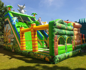 Safari. Vienas didžiausių ir stačiausių mūsų batutų!
Rekomenduojame vaikams nuo 7 metų.
Dydis 12x6x8m