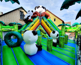 Panda. Džiaugsmas garantuotas.
Rekomenduojame vaikams nuo 2 iki 7 metų.
Dydis 6x6x6m