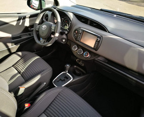 Toyota Yaris Active Facelift 1.5 VVT-i. Ekonomiškas benzininis variklis. Automatinė pavarų dėžė.
