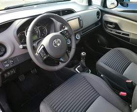 Toyota Yaris Active Facelift 1.5 VVT-i. Ekonomiškas benzininis variklis. Mechaninė pavarų dėžė.