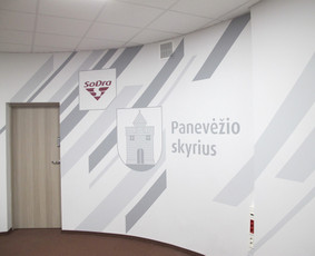 Sienos dekoras pagal dizainerio eskiza Panevėžio Sodros skyriuje