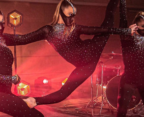 Talentas,Grožis, Kokybė, Tobulumas ... tai Diamonds SHOW!
Pasiilgai nenumaldomo širdies virpulio?! Kraują stingdančių pojūčių?...
Mes Jūsų šventes paversime įsimintinomis amžiams.