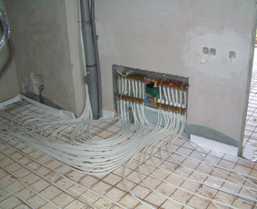 Šildomų grindų ir radiatorinio šildymo kolektorių montavimas vienoje kolektorinėje spintoje.